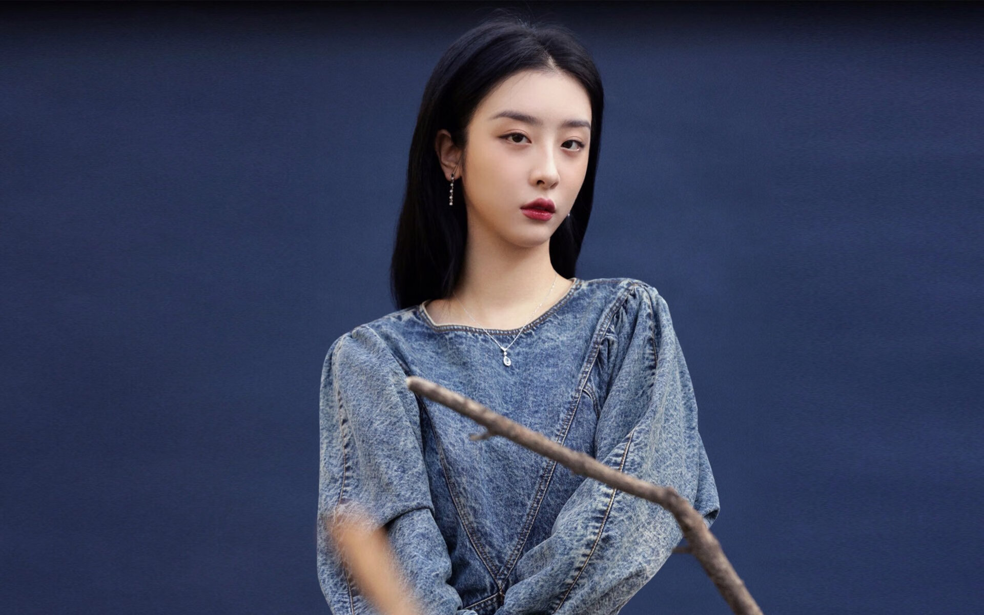 女足比赛中，中国队员马某助攻得手，中国女足队员受伤